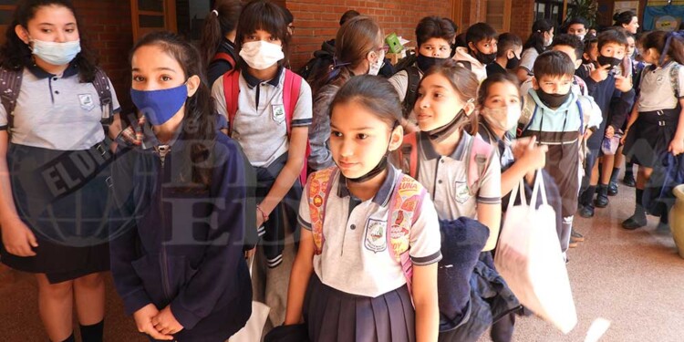 A pesar de no ser obligatorio, muchos estudiantes utilizan el barbijo en las aulas