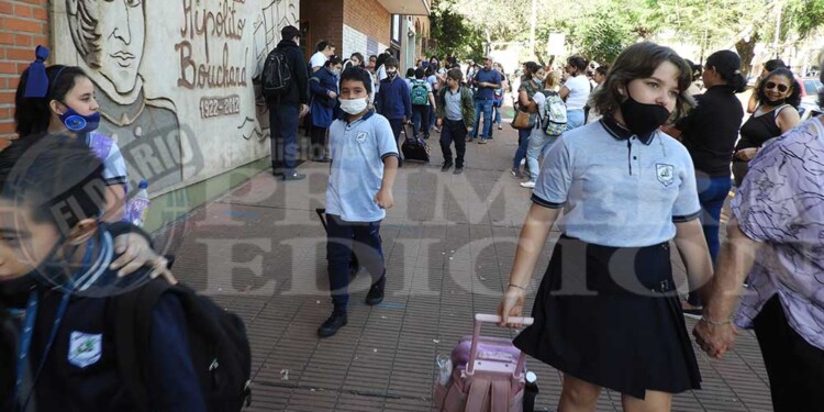 A pesar de no ser obligatorio, muchos estudiantes utilizan el barbijo en las aulas
