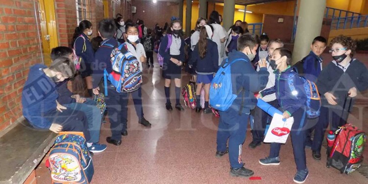 A pesar de no ser obligatorio, muchos estudiantes utilizan el barbijo en las aulas