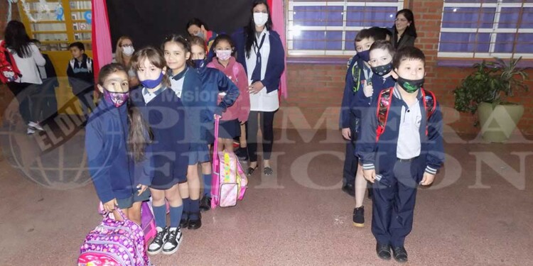 A pesar de no ser obligatorio, muchos estudiantes utilizan el barbijo en las aulas