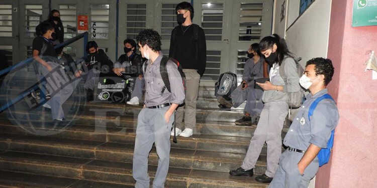 A pesar de no ser obligatorio, muchos estudiantes utilizan el barbijo en las aulas