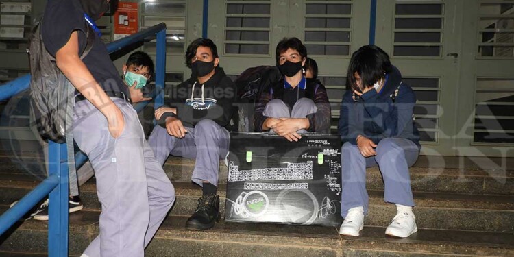 A pesar de no ser obligatorio, muchos estudiantes utilizan el barbijo en las aulas