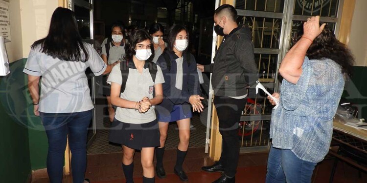 A pesar de no ser obligatorio, muchos estudiantes utilizan el barbijo en las aulas