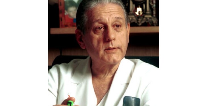 Favaloro nació el 12 de julio de 1923 en La Plata, Argentina. Ingresó en la Facultad de Ciencias Médicas de la Universidad Nacional de La Plata. En su tercer año ingresó en la residencia clínica en el Hospital de Clínicas José de San Martín.