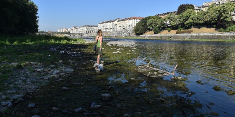 Sequía :la peor sequía en más de 70 años redujo el río más largo de Italia, el Po, a poco más que un hilillo en algunos lugares / Foto: NA