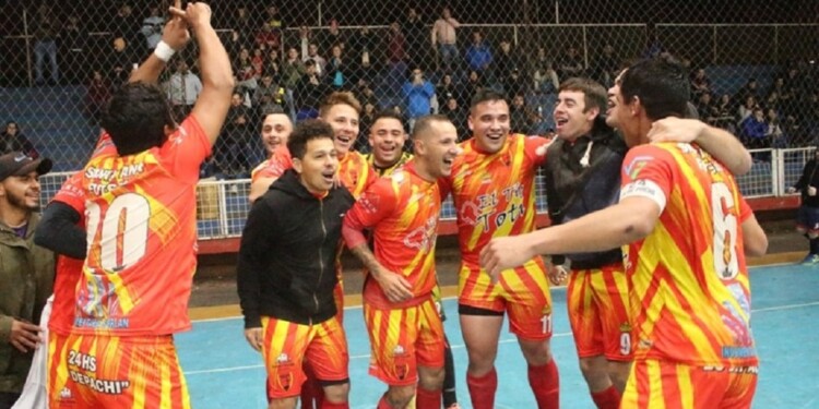 HORA DE FESTEJAR. Pitazo final y alegría completa para Santa Ana, que ahora va por el título de la segunda categoría.