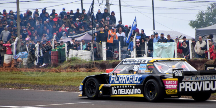 LLENO TOTAL. Así lució el autódromo posadeño ayer, en la finalísima del Turismo Carretera. La máxima volvió a atraer a espectadores de toda la región.