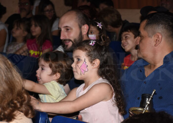 En las vacaciones, los gurises se divierten con la magia del teatro