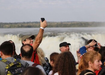 Advierten a los turistas ser precavidos para evitar estafas durante las vacaciones
