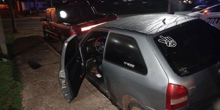 COLISIÓN. Quien conducía el Volkswagen Gol chocó contra una Ford Ranger estacionada antes de López y Planes.