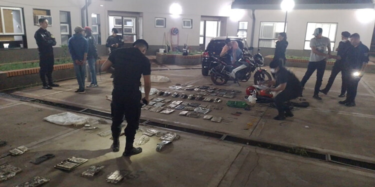 EN FLAGRANCIA. Los ladrones de 51 y 19 años detenidos y el arqueo de los recuerdos familiares robados.