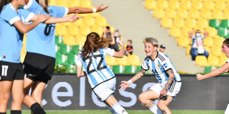 Yamila Rodríguez, acá festejando uno de sus tres goles, fue la figura del partido ante las "Charrúas".