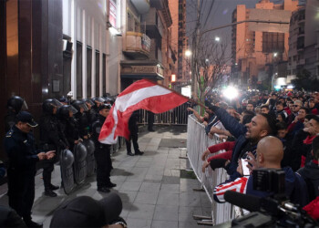 Tensión en Independiente: piedrazos, corridas y batalla campal fuera de la sede