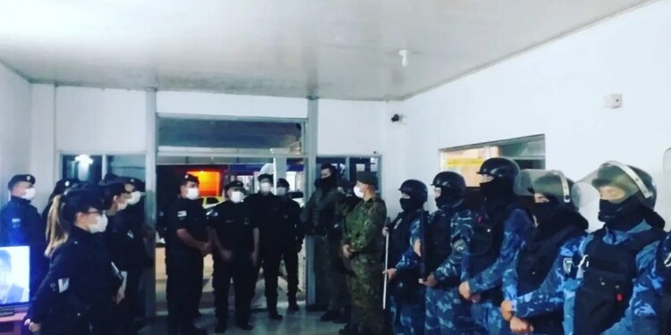 A PUNTO DE SALIR. Momentos en que algunos de los policías intervinientes se estaban por dirigir a los allanamientos.