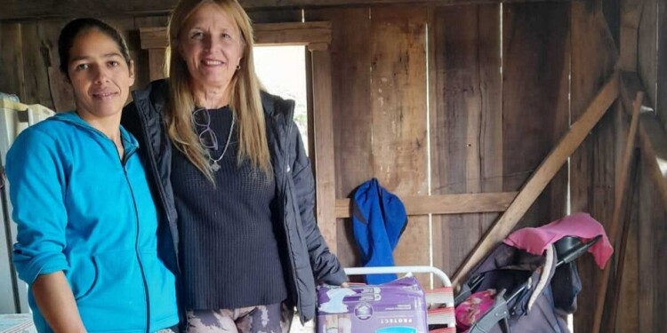 UNA MANO AMIGA. Lorena Analía Colazo Bidegain (derecha) en una de sus acciones solidarias que se convierten en la ayuda que tanto esperan algunas personas que no encuentran respuestas en otros lugares.