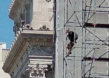 Tensión en el Congreso: se subió a un andamio y amenazó con tirarse