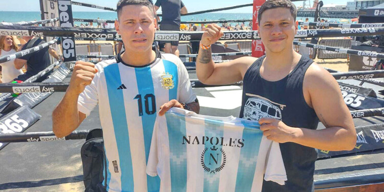 CELESTE Y BLANCA. Andino, con la camiseta de la Selección, viajó a Inglaterra acompañado por Guillermo, su hermano.