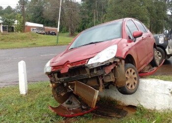 Se olvidó el freno de mano y su auto terminó subido en una alcantarilla