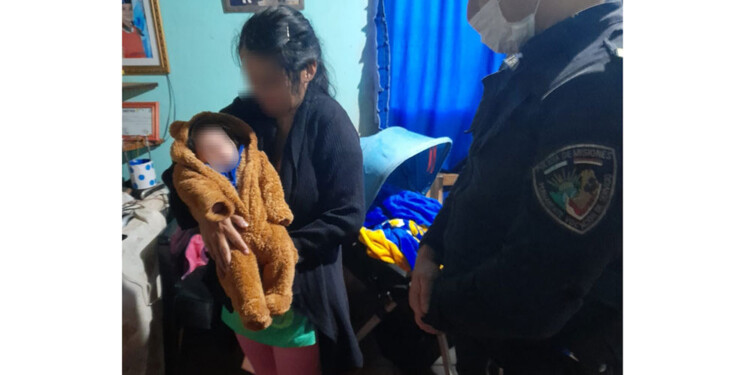 Horas después, el sargento visitó al niño de un mes en su casa.