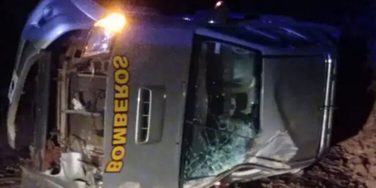 NO SIRVE MÁS. La Asociación de Bomberos Voluntarios de Cerro Azul espera la colaboración de empresas, Gobierno o la Justicia con la entrega de una camioneta de las secuestradas en procedimientos, para reponer esta otra. (Foto: Gentileza Informativo.com.ar)