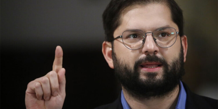 Boric dijo que esta reforma tributaria "no le sube el impuesto a las PyMEs, sino que les da incentivos para seguir desarrollándose".