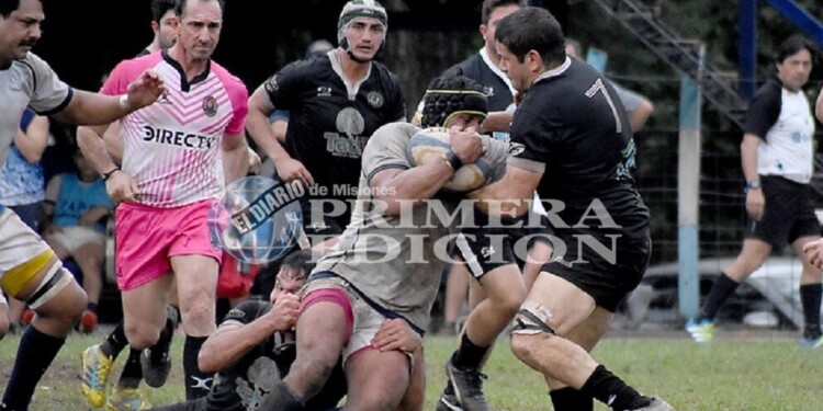 CONTENIDO. Nicolás Palaguerra recibe el doble tackle rival, mientras intenta progresar en campo de Taragüy.