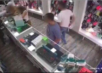 Las cámaras lo “pillaron” robando un celular en el shopping de Posadas y terminó detenido