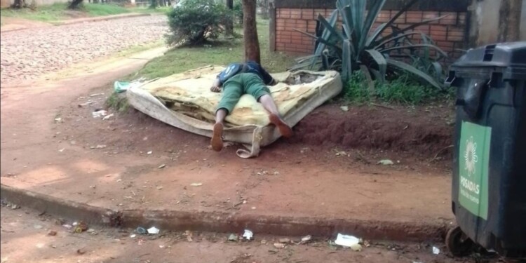 PREOCUPACIÓN. Los vecinos denuncian grupos que se juntan y duermen en las esquinas.