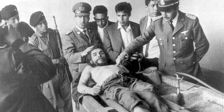 Una de las fotos utilizadas por las autoridades bolivianas para anunciar la muerte del "Che"; luego el cuerpo "desapareció" por casi 30 años.