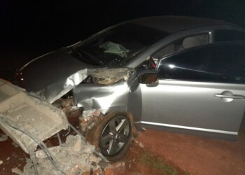 Alcohol al volante: despistó y chocó con un poste de cemento