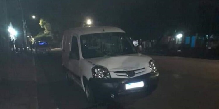 El vehículo que protagonizó el incidente y, mucho más atrás, el lugar del hecho