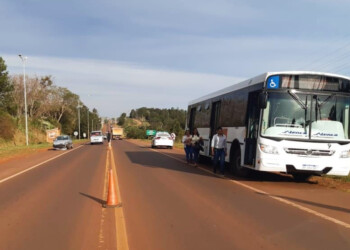 Un auto y un colectivo con pasajeros chocaron en la ruta nacional 14