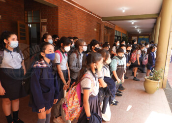 A pesar de no ser obligatorio, muchos estudiantes utilizan el barbijo en las aulas