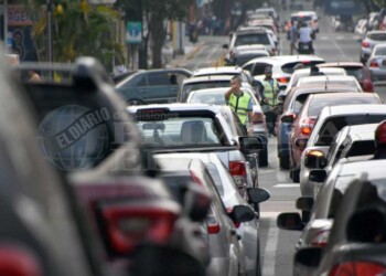 Filas peligrosas: el tránsito se vuelve caótico en Posadas por las colas para conseguir combustible
