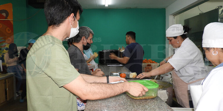 ASISTENCIA. A pesar de estar aún en receso, se retomó ayer el servicio de comedor con numerosos pedidos.