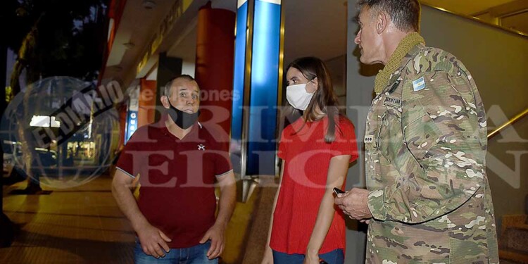 ANGUSTIA Y ESPERA. La familia de Michael (padre y esposa) junto a Sergio Jurczyszyn, comandante de la Brigada de Monte XII.