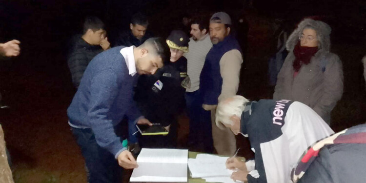 A OSCURAS. Cerca de 30 vecinos del barrio Primavera participaron en la reunión del foro el último martes.