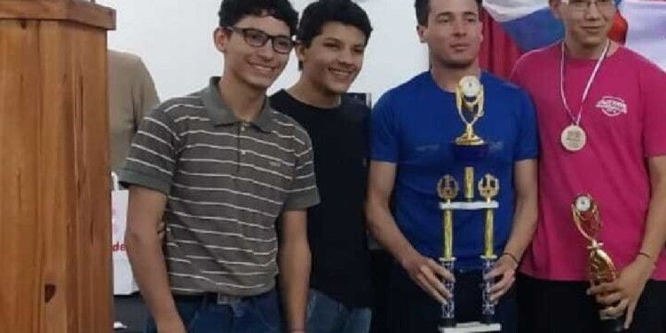 LOS GANADORES. El equipo de FeMiDA se quedó con la competencia por el aniversario del Club Ajedrez Posadas.