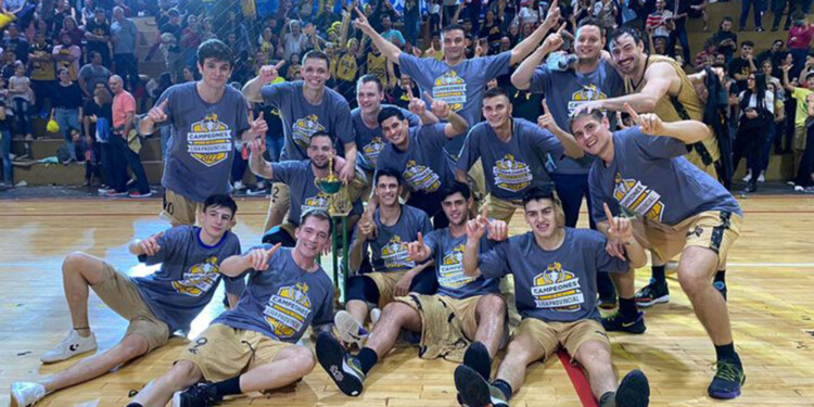 EL MEJOR DE TODOS. Los jugadores de Siglo XXI festejan la obtención del Torneo Apertura de la Liga Provincial de Básquetbol. Un título merecido.(Foto: gentileza C. Reble)