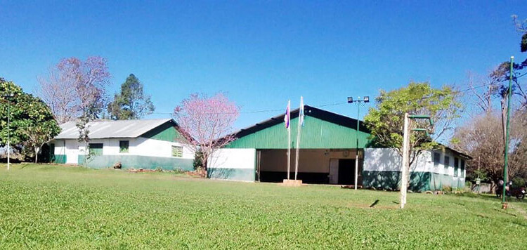 ESCUELA 749. Gracias al trabajo de los padres la escuela se encuentra en óptimas condiciones.