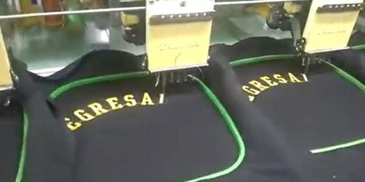 “NUESTRAS BORDADORAS”. En un video en Facebook,la empresa asegura:“El mayor de los compromisos con el egresado”.