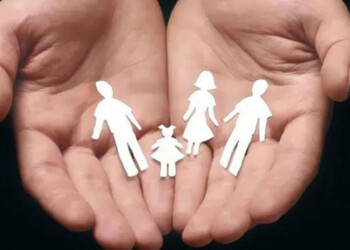 Histórico: jueza autorizó a pareja poliamorosa a inscribir a un bebé con dos papás y una mamá