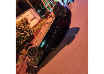 Despistó y volcó en la Zona Oeste de Posadas
