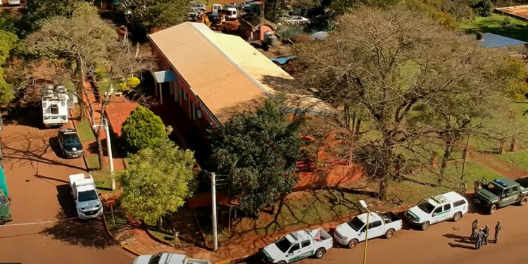 EN EL PREDIO DE LA COMISARÍA. Las excavaciones se iniciaron ayer al mediodía tras los puntos señalados como sospechosos por los georradares y el rastreo de los perros entrenados de GN. (Foto: Gentileza Daniel Orloff)