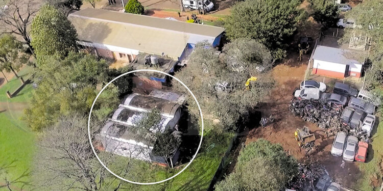 AMPLIA BÚSQUEDA. Máquinas y peritos de Gendarmería comenzaron ayer el movimiento de piso y suelo en esta vivienda lindante a la Comisaría de la Mujer y seccional Primera.