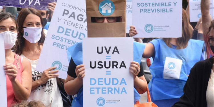 SIGUEN ESPERANDO. Los hipotecados recuerdan que Alberto Fernández prometió “un plan de salida” en la campaña presidencial.