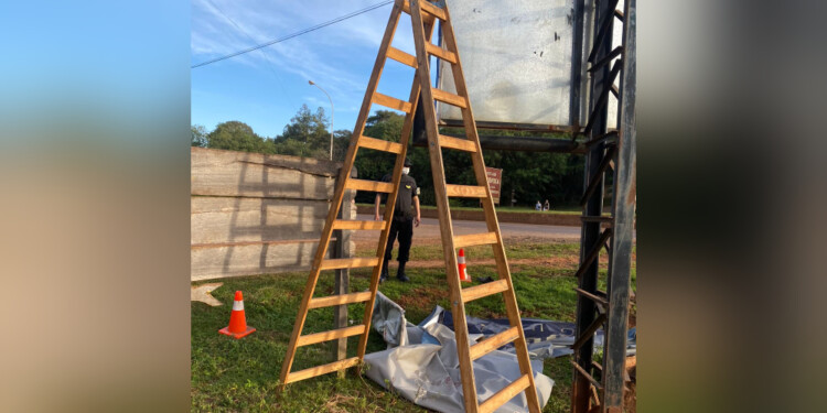 El hombre habría tocado un cable de alta tensión cuando trabajaba y recibió la descarga eléctrica.