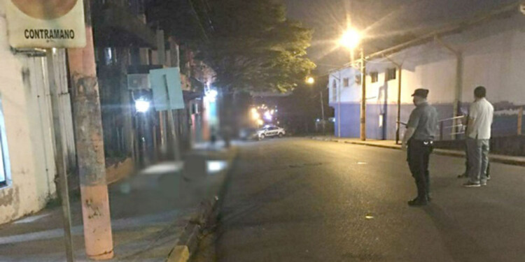 PERICIAS. Personal policial en el lugar donde fue hallada la víctima que era conocida como “El Porteño”.