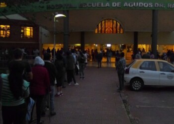 Largas filas y horas de espera para sacar turnos en el hospital Madariaga