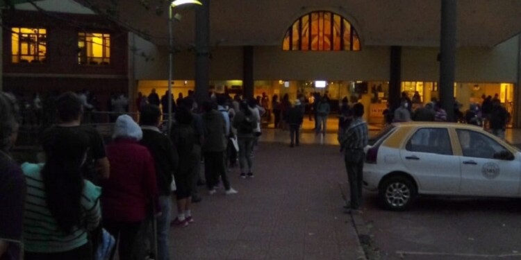 LARGA ESPERA. Según informaron, los lunes suelen ser los días más críticos para sacar turno.